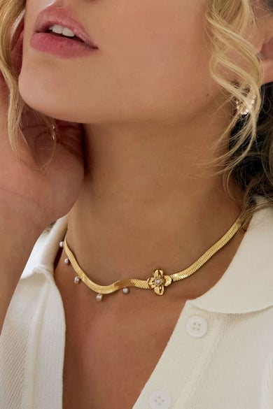 Collana grossa piatta con pendente a fiore - Colore oro h5 Immagine3